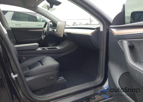 2024 Tesla Model Y Performance Dual Motor All-Wheel Drive z USA, uszkodzony, nr VIN 7SAYGDEF9RF046589